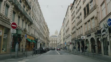 Conduciendo-En-El-Centro-De-La-Ciudad-De-Lyon-Durante-La-Temporada-De-Vacaciones-2022