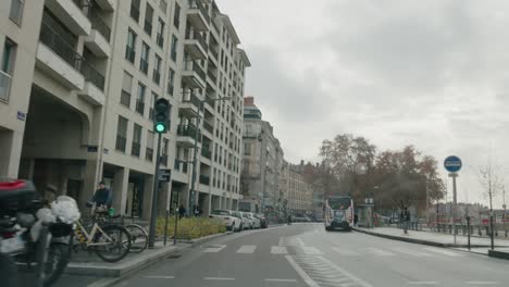 Conduciendo-En-El-Centro-De-La-Ciudad-De-Lyon-Durante-La-Temporada-De-Vacaciones-2022