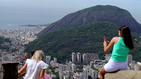 Los-Turistas-En-El-Pan-De-Azúcar-Pasan-Por-Alto-Tomando-Fotos-De-La-Ciudad,-Las-Playas-Y-Las-Montañas-De-Río-De-Janeiro