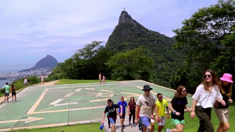 Touristen-In-Mirante-Dona-Marta-Blicken-Auf-Die-Christusstatue-Und-Den-Zuckerhut