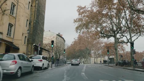 Conduciendo-En-El-Centro-De-La-Ciudad-De-Lyon-Durante-La-Temporada-De-Vacaciones-2022