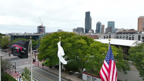 Banderas-De-Estados-Unidos,-Massachusetts-Y-Universidades-Del-Noreste-En-Un-Día-Ventoso