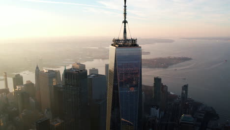 Vista-Aérea-Alrededor-De-La-Torre-De-La-Libertad,-Amanecer-En-El-Bajo-Manhattan,-Ny---órbita,-Disparo-De-Drones