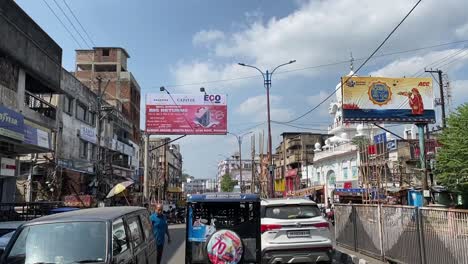 POV-shot-of-two-way-road-in-front-of-a-gurudwara-in-Dhanbad,-India-on-a-bright-sunny-day