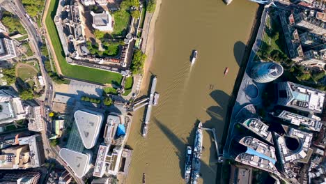 Vertical-aerial-view-of-the-River-Thames,-from-Tower-Bridge-to-Blackfriars-Bridge,-London,-UK