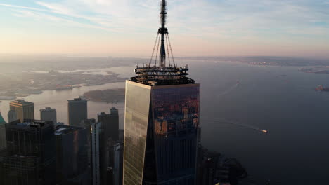 Vista-Aérea-Dando-Vueltas-Alrededor-Del-One-World-Trade-Center,-Hora-Dorada-De-Otoño-En-Ny