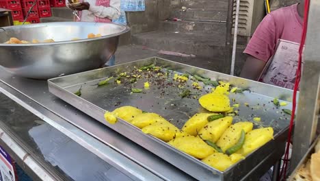 Primer-Plano-De-Una-Variedad-De-Verduras-Fritas-En-La-Tienda-De-Bocadillos-En-El-Puesto-Al-Borde-De-La-Carretera-Durante-El-Día-En-La-India