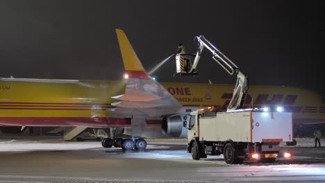 Tripulación-Del-Aeropuerto-Descongelando-Dhl-Boeing-757-Antes-De-Salir-Del-Aeropuerto-De-Brno---Turany-Por-La-Noche-En-Invierno