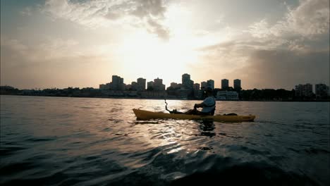 Hombre-En-Un-Kayak-Amarillo-Pescando-En-Mar-Abierto