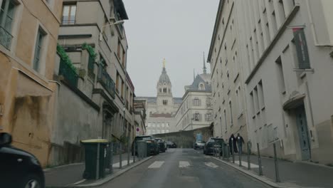 Conduciendo-En-El-Centro-De-La-Ciudad-De-Lyon-Durante-La-Temporada-De-Vacaciones-2022