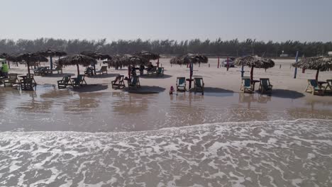 Kleiner-Junge-Spielt-Gerne-Am-Strand