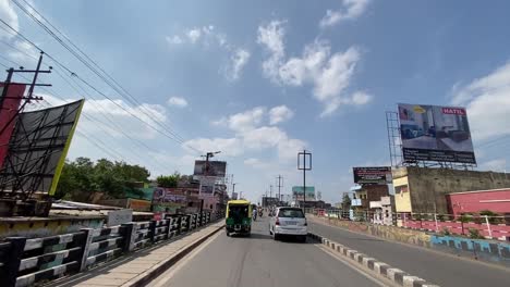 Disparo-Pov-Mientras-Conducía-Sobre-Un-Puente-En-Dhanbad,-India-En-Un-Día-Soleado