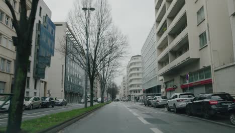 Conduciendo-En-El-Centro-De-La-Ciudad-De-Lyon-Durante-La-Temporada-De-Vacaciones-2022