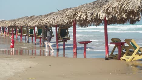 Niña-Cuidando-A-Su-Hermanito-En-La-Playa