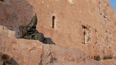 Pan-A-La-Izquierda-De-Los-Muros-Del-Castillo-A-La-Estatua-De-Papa-Luna,-Papa-Benedicto-Xiii