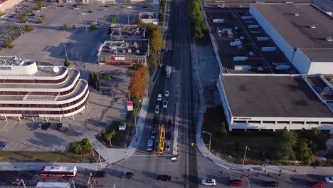 El-Autobús-De-La-Comisión-De-Tránsito-De-Toronto-En-La-Milla-Dorada-Revela-La-Avenida-Warden-En-Scarborough,-Toronto