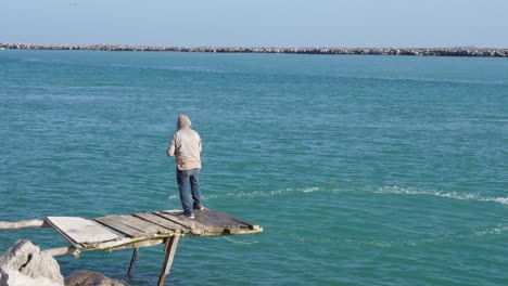 Fischer,-Der-Das-Netz-Von-Einem-Kleinen-Pier-Auswirft