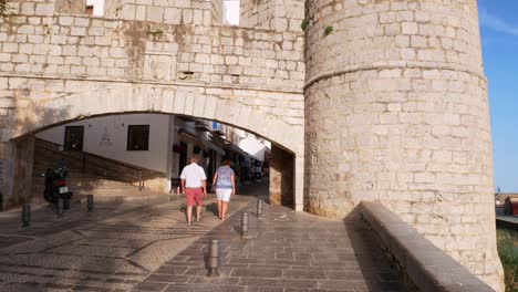 Toma-Panorámica-De-La-Puerta-De-Sant-Pere-Al-Pueblo-Fortificado-De-Peñíscola