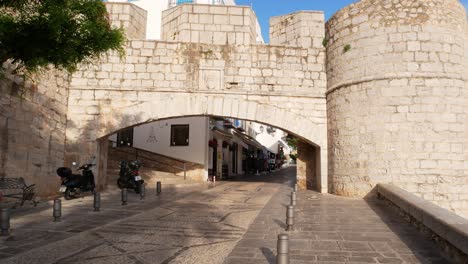 Tiro-Inclinado-Hacia-Abajo-De-La-Entrada-De-Sant-Pere-A-La-Ciudad-Fortificada-De-Peñíscola