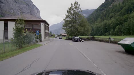 Conduciendo-En-El-Valle-De-Lauterbrunnen,-Un-Famoso-Destino-Turístico-En-Suiza