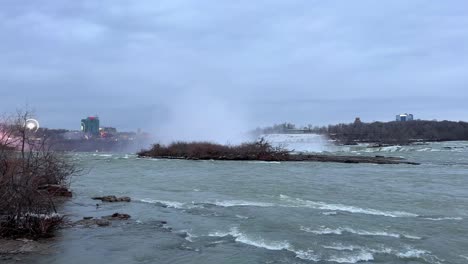 Nublado-Cataratas-Del-Niágara-Canadá-De-Vuelta-A-Lo-Largo-Del-Río-Mirando-El-Horizonte-Durante-El-Invierno