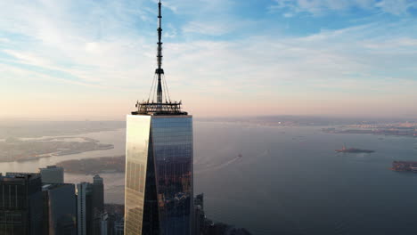 Vista-Aérea-Frente-A-La-Torre-Wtc-Con-Bahía-Superior-Al-Fondo,-En-Ny