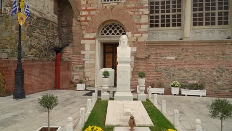 Mural-of-Priest-in-Front-of-St-Demetrius-Church-in-Thessaloniki