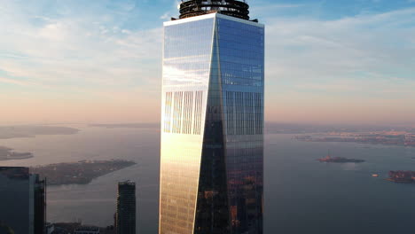 Dolly-Zoom-Des-One-World-Trade-Center-Im-Sonnigen-New-York,-Usa---Luftaufnahme