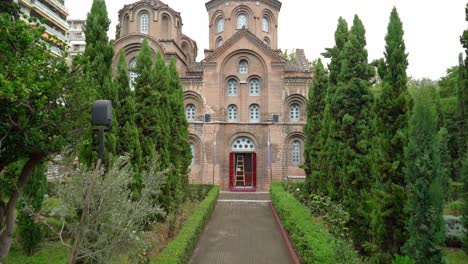 Vegetación-Alrededor-De-La-Iglesia-Panagia-Chalkeon---Iglesia-Bizantina-Del-Siglo-XI-En-La-Ciudad-Griega-Septentrional-De-Tesalónica