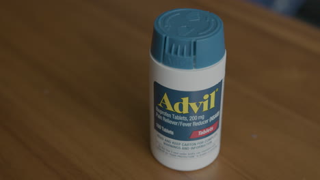 Nahaufnahme-Pfanne-Rechts-Von-Einer-Advil-Flasche