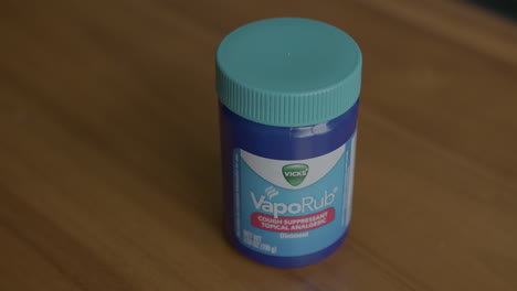 Cerrar-La-Bandeja-A-La-Derecha-De-Un-Contenedor-De-Vick&#39;s-Vaporub