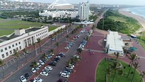 Disparo-De-Un-Dron-Hacia-El-Casino-De-La-Costa-Del-Sol-Y-El-Estadio-Moses-Mabhida-En-Durban,-Sudáfrica