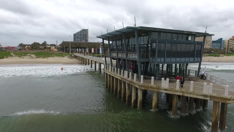 Drohne-Schoss-Entlang-Shaka-Pier-Und-Moyo-Restaurant-In-Durban,-Südafrika