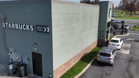 Autos-En-Drive-Through-En-Starbucks