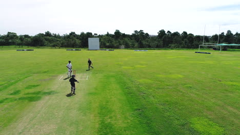 Drohnenaufnahme-Von-Kindern,-Die-Schulkricket-Spielen-Durban-Südafrika