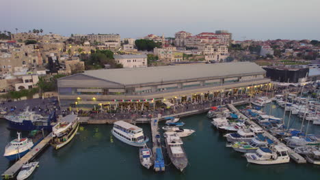 Geschäfte-Und-Restaurants-Im-Alten-Hafen-Von-Jaffa-Mit-Touristen-In-Der-Nacht-Der-Silvesterfeiern