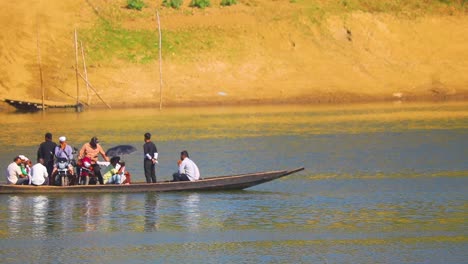 Grupo-De-Personas-Cruzando-El-Río-Surma-En-Bote-De-Madera,-Vista-De-Mano