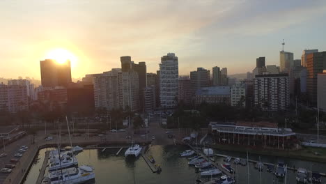 Toma-Del-Amanecer-Temprano-En-La-Mañana-Del-Dron-Del-Centro-De-La-Ciudad-De-Durban-Que-Revela-El-Puerto-Y-El-Puerto-Deportivo-Del-Club-Náutico