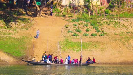 Gente-Entrando-En-Un-Bote-De-Madera-Para-Cruzar-El-Río-Surma-En-Un-Pueblo-Rural,-Vista-De-Mano