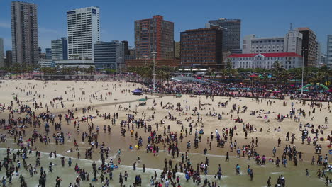 Toma-De-Drones-De-Grandes-Multitudes-En-El-Océano-En-Durban-Sudáfrica