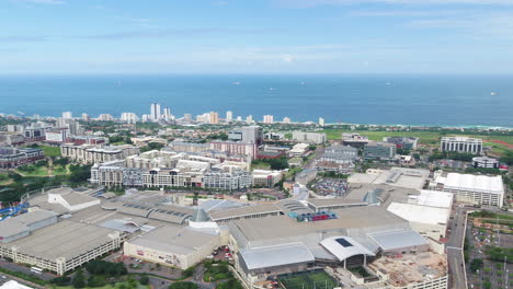 Toma-De-Drone-Del-Teatro-De-Entrada-De-Compras-En-Durban-Sudáfrica-Con-El-Océano-índico-En-Segundo-Plano