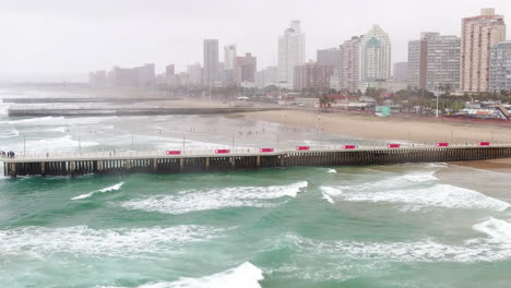 Regnerische-Drohnenaufnahme-Des-Strandes-Und-Der-Promenade-Von-Durban,-Südafrika