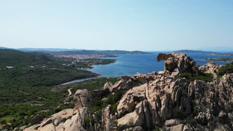 Bärenfelsen-Aussichtspunkt-Am-Capo-D&#39;-Orso-In-Sardinien,-Italien---4K-Drohne-Antennensockel-Oben