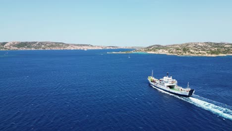 Fähre-Fährt-Von-Palau-Zu-Den-La-Maddalena-Inseln-In-Sardinien,-Italien---Antenne-4k