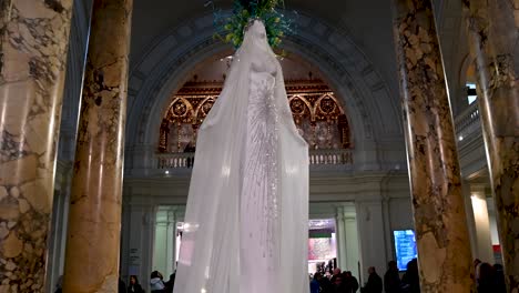 Koreanischer-Designer-Enthüllt-Couture,-Die-Für-Eine-Weihnachtsbaum-Kunstinstallation-Im-Victorian-And-Albert-Museum,-London,-Vereinigtes-Königreich,-Gewachsen-Ist