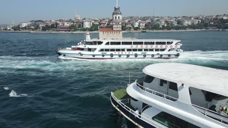 Paseo-En-Ferry-Con-Vista-A-La-Torre-De-La-Doncella