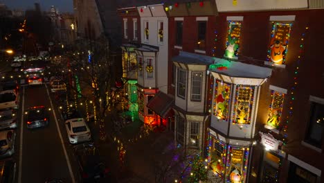 Casas-Urbanas-De-La-Ciudad-Decoradas-Con-Luces-Navideñas