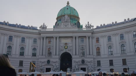 Touristen-Genießen-Am-Neujahr-2023-Den-Weihnachtsmarkt-Vor-Der-Kaiserpfalz-In-Der-Wiener-Innenstadt