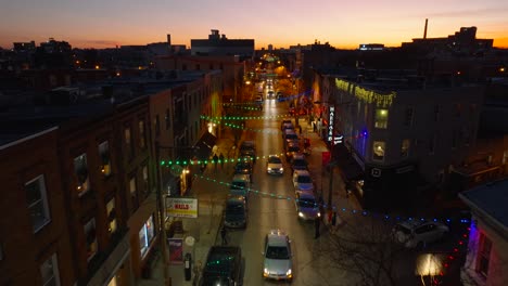 La-Gente-Disfruta-De-La-Exhibición-De-Luces-De-Las-Calles-De-La-Ciudad-Urbana-En-Navidad