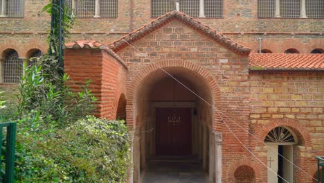 Kirche-Der-Jungfrau-Maria---Die-Byzantinische-Kirche-In-Thessaloniki-Hat-Eine-Längliche-Kreuzform-Mit-3-Stechpalmennischen-An-Der-Ostseite-Und-Einem-Narthex-An-Der-Westseite